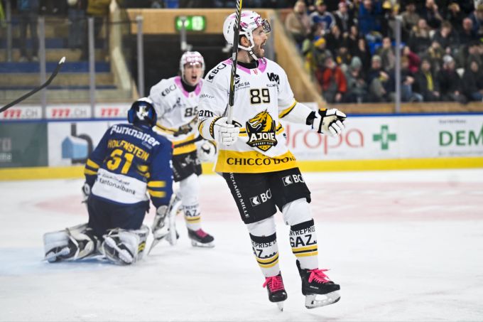 Oula Palve feiert das Tor zum 2:0 für Ajoie gegen den HC Davos. HC Davos Ajoie HC