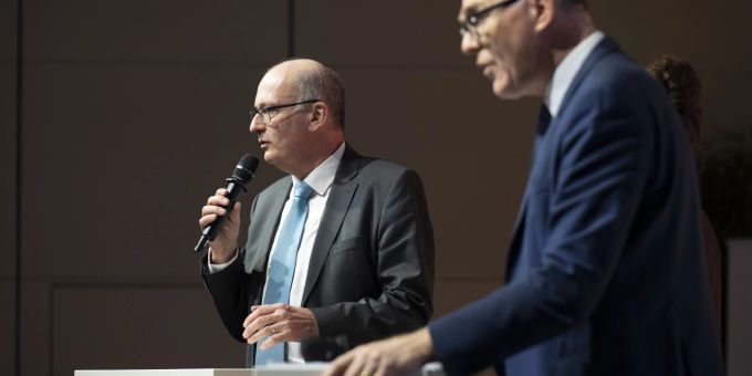 Die Bundesratskandidaten Nationalrat Markus Ritter, Mitte-SG, links, und Regierungsrat Martin Pfister, Mitte-ZG, sprechen an einem Podium an der Delegiertenversammlung der Mitte Partei. pfister ritter