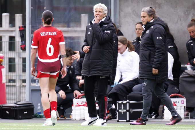 Géraldine Reuteler verlässt nach der Gelb-Roten Karte den Platz. Schweizer Nati Island Reuteler