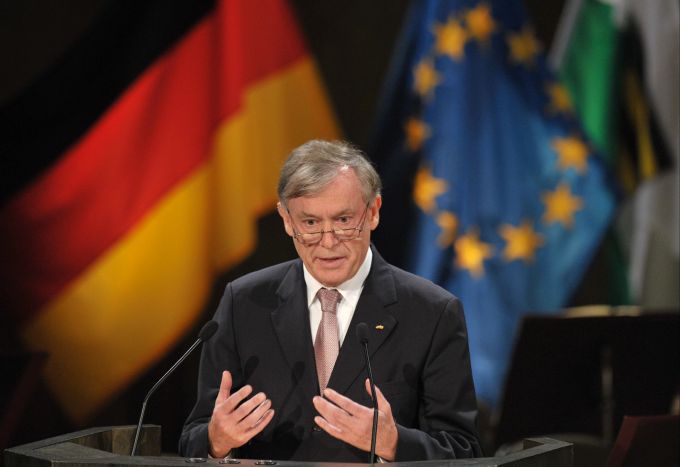 ARCHIV - 09.10.2009, Sachsen, Leipzig: ARCHIV - Bundespräsident Horst Köhler (CDU) während seiner Rede am 09.10.2009 auf dem Festakt anlässlich des 20. Jahrestags der friedlichen Revolution im Leipziger Gewandhaus. Foto: Peter Endig/dpa-Zentralbild/Pool/dpa +++ dpa-Bildfunk +++ Horst Köhler gestorben