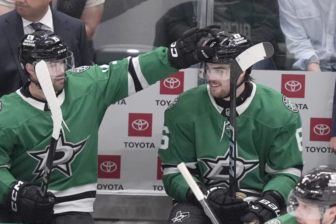 Lian Bichsel (rechts) steht jetzt bei zwölf Einsätzen in der NHL. NHL