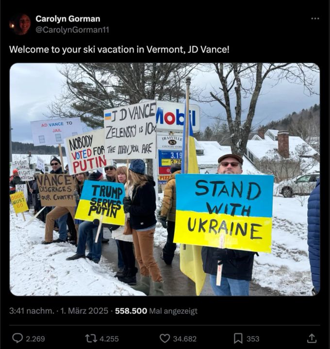 Vance und seine Familie wurden von rund 500 Demonstranten in Vermont empfangen. Vance Demonstranten