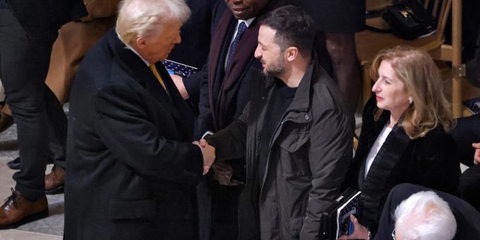 Der ukrainische Präsident Wolodymyr Selenskyj und der gewählte US-Präsident Donald Trump haben sich in Paris getroffen, um auch über die Ukraine zu sprechen. Der ukrainische Präsident Wolodymyr Selenskyj und der gewählte US-Präsident Donald Trump haben sich in Paris getroffen, um auch über die Ukraine zu sprechen.