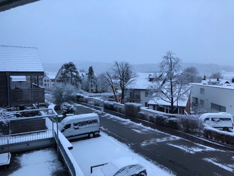 Im Kanton Zürich hat es weniger stark geschneit als im Westen, wie ein Bild aus Urdorf ZH beweist.