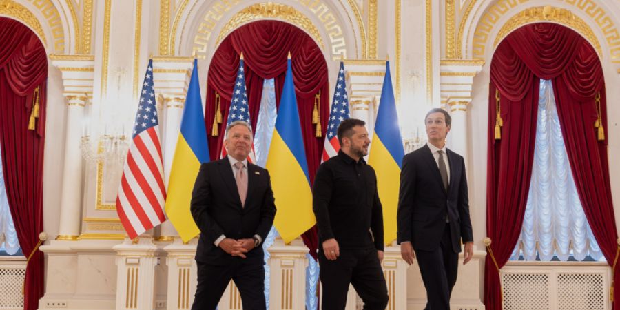 dpatopbilder - HANDOUT - Der ukrainische Präsident Wolodymyr Selenskyj (M) trifft sich im Marienpalast in Kiew mit den Gesandten des US-Präsidenten Trump, Jared Kushner (r) und Steve ...