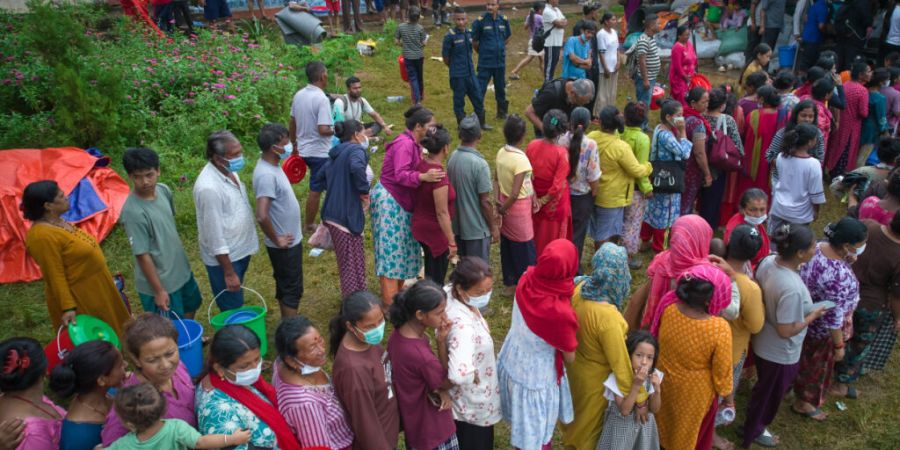 Essen, Trinken, ein Obdach: Nach der verheerenden Sturzflut in Nepal und Tibet hat der Bund seine Soforthilfe verstärkt. Die Mittel sollen direkt in die betroffenen Gebiete fliessen.