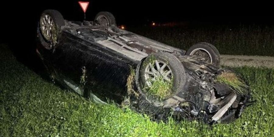Das Auto des 19-Jährigen landete auf dem Dach, der Lenker flüchtete zunächst, meldete sich dann aber später bei der Polizei.