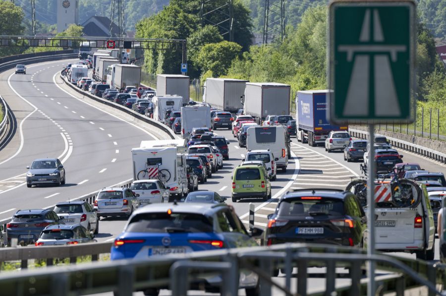 Weil mit der Brenner-Autobahn eine wichtige Nord-Süd-Verbindung wegfällt, nimmt die Verkehrsbelastung in der Schweiz zu.