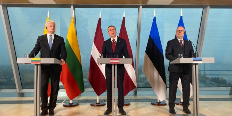 ARCHIV - Die Präsidenten der baltischen Staaten (l-r) Gitanas Nauseda (Litauen) Edgars Rinkevics (Lettland) und Alar Karis (Estland) nehmen an einer gemeinsamen Pressekonferenz in der ...