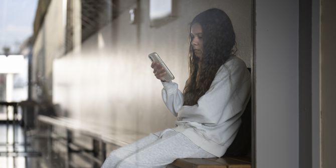 Mädchen mit Handy