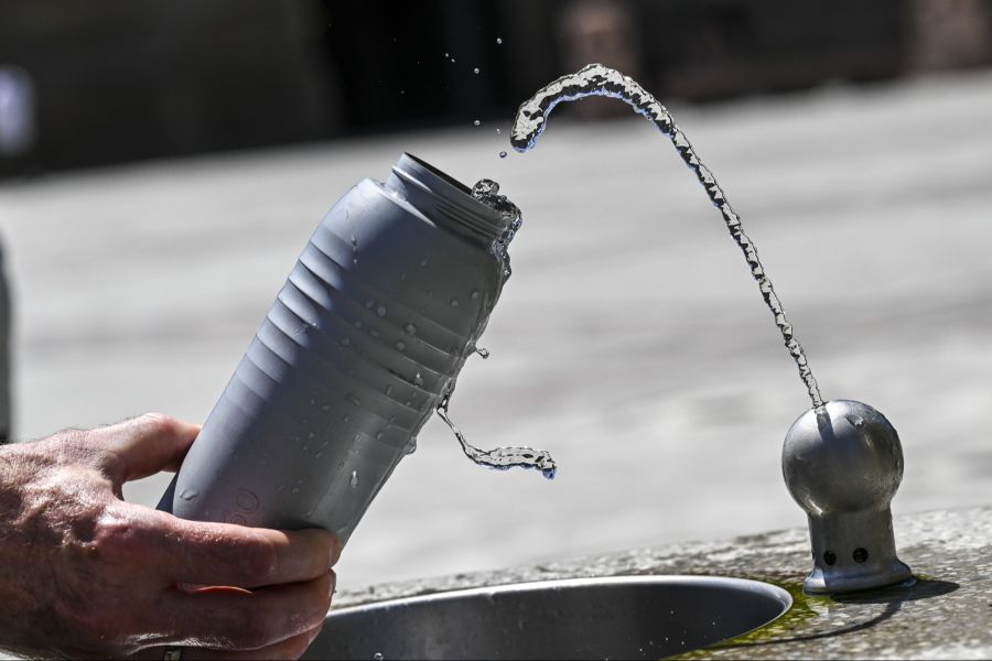 Besonders entscheidend in diesen Tagen: Viel Trinken, am besten Wasser.