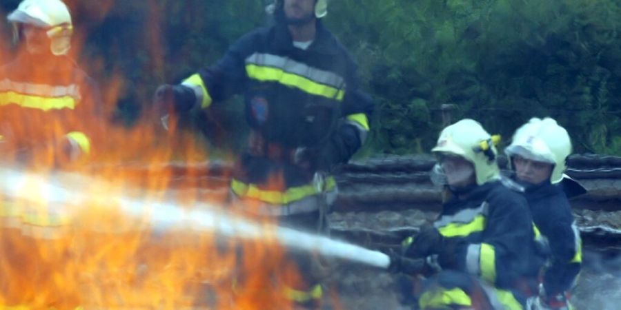 Üben mit echtem Feuer ist den Feuerwehren im Kanton Bern derzeit wegen der Trockenheit untersagt. (Archivbild)