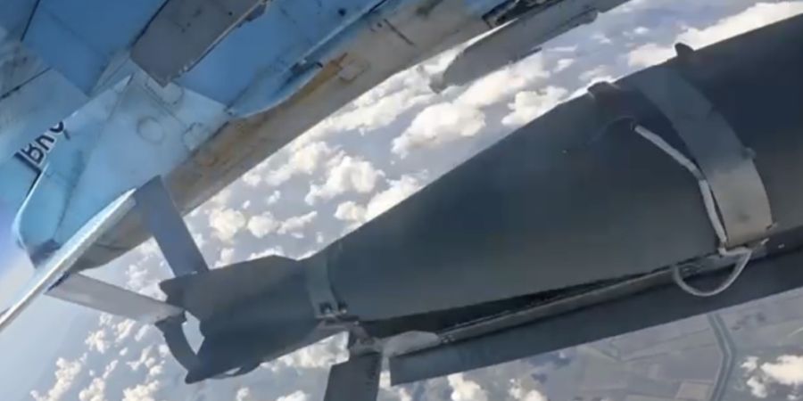 HANDOUT - Eine gleitgelenkte Bombe, die von einem russischen Luftwaffenjet an einem nicht näher bezeichneten Ort abgeworfen wird. (Archivbild) Foto: Uncredited/Rusian Defense Ministry ...