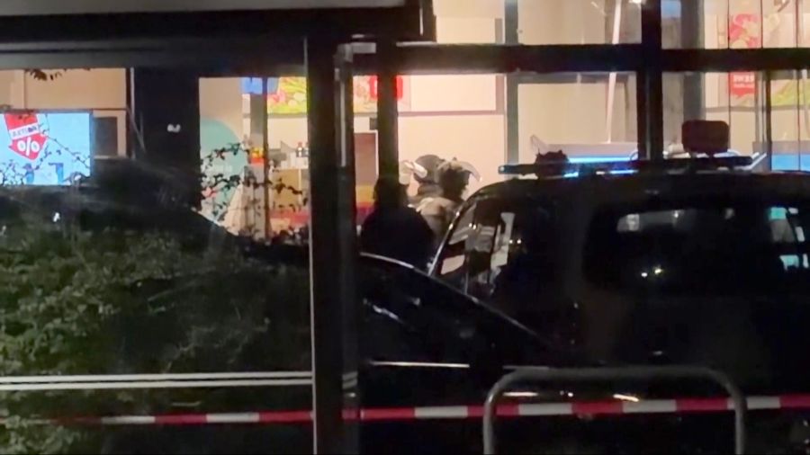 Einsatzkräfte der Polizei sind an einem Supermarkt im Einsatz. In einem Supermarkt in Berlin läuft nach Angaben der Polizei eine Geiselnahme.