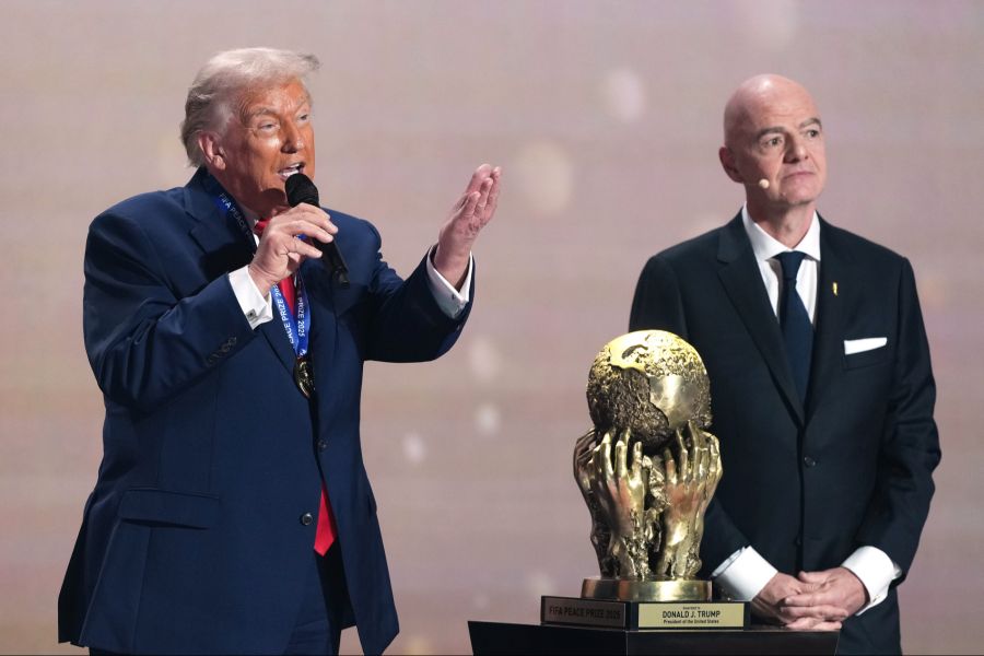 Er überreichte ihm den neuen Fifa-Friedenspreis.