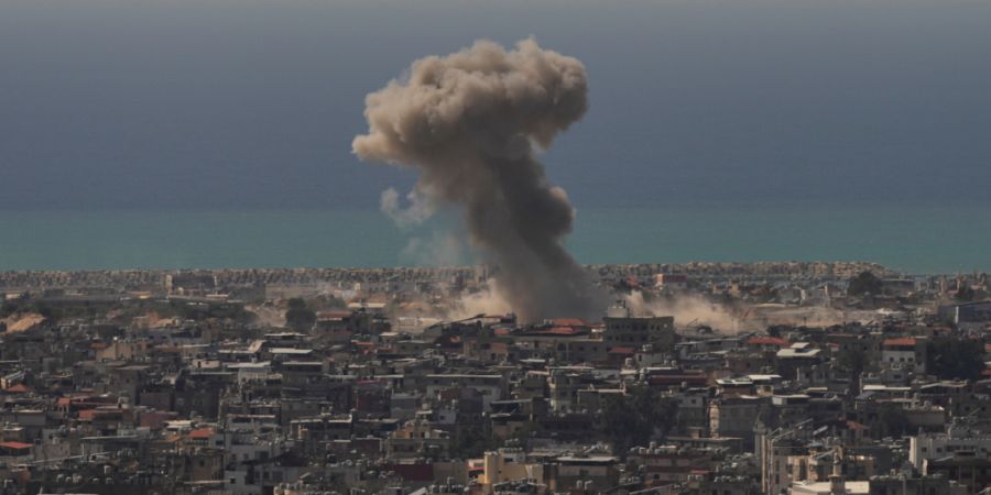 ARCHIV - Rauch steigt im April nach einem israelischen Luftangriff in Dahija, einem südlichen Vorort von Beirut, auf. Foto: Hassan Ammar/AP/dpa (Archivbild)
