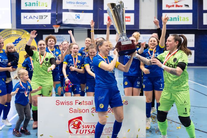 Die Minervanerinnen feiern ihren ersten Meistertitel.