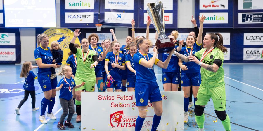 Die Minervanerinnen feiern ihren ersten Meistertitel.