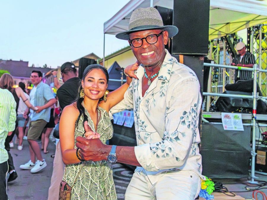 Zu den Klängen traditioneller Salsa lassen sich zahlreiche Besucherinnen und Besucher spontan zum Tanzen mitreissen.