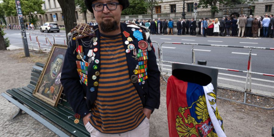 Der russische Aktionskünstler und Karikaturist mit dem Pseudonym Semjon Skrepezki. Foto: Vasily Krestyaninov/SOTA/AP/dpa/Archivbild