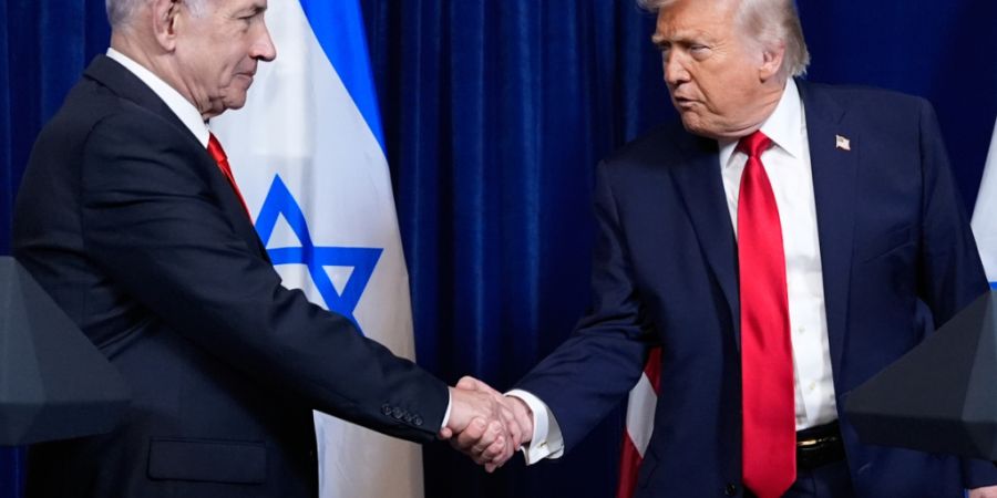 ARCHIV - US-Präsident Donald Trump schüttelt dem israelischen Ministerpräsident Benjamin Netanjahu am Ende einer Pressekonferenz die Hand. Foto: Alex Brandon/AP/dpa