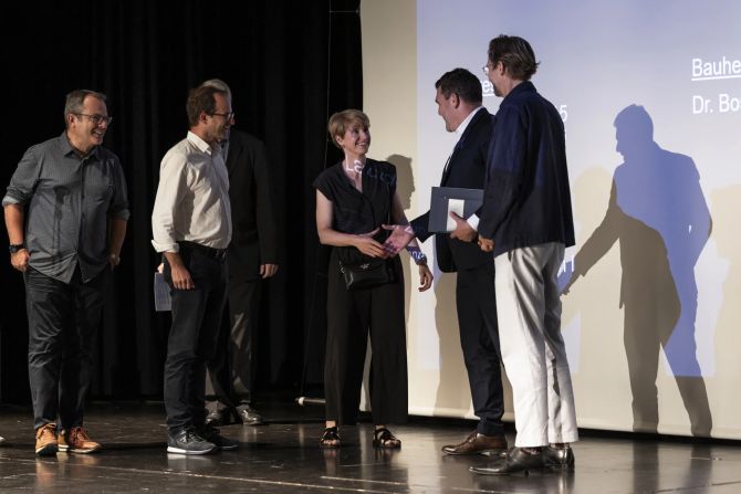 Übergabe einer von zehn Auszeichnungen an das Team der Bossard Schule in
Unterägeri.