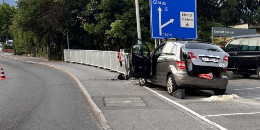 Bevor er ins Spital gebracht werden konnte, musste der Lenker dieses Personenwagens von den Rettungskräften aus seinem Auto befreit werden. Er wurde durch die Kollision im Auto eingekl...