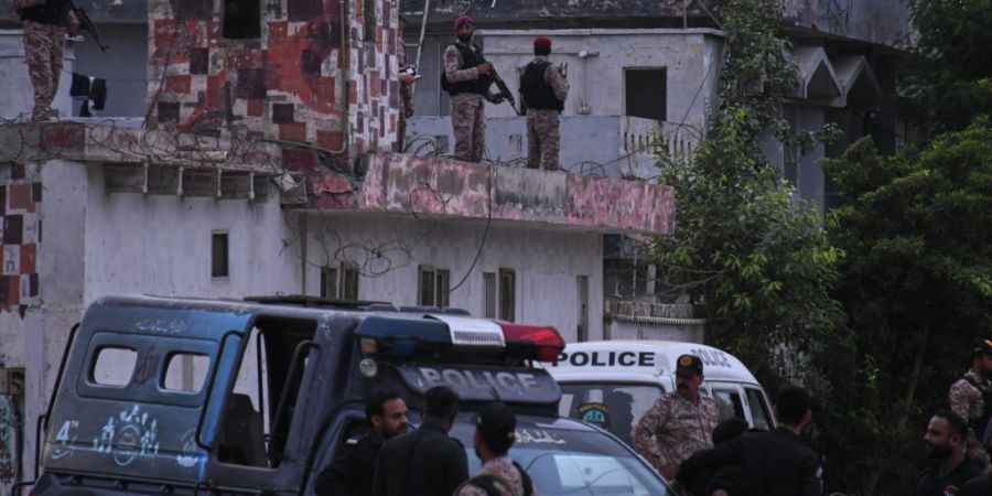 In der pakistanischen Hafenstadt Karachi wurden am Samstag drei Sicherheitskräfte getötet. Foto: Ali Raza/AP/dpa