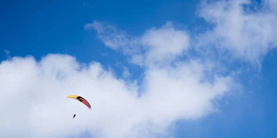 Im Greyerzerland sind gleich zwei Gleitschirmflieger verunfallt. (Symbolbild)