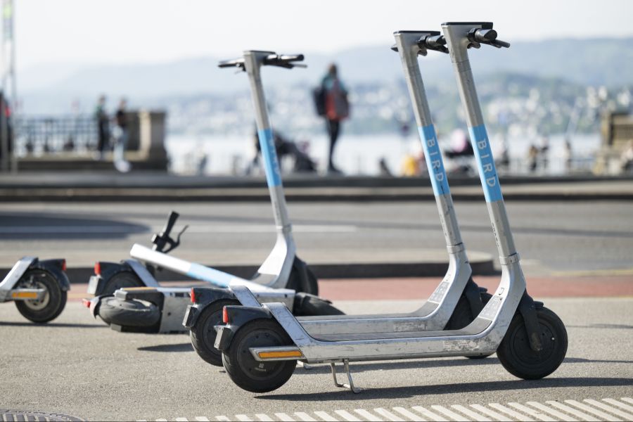 Weniger ins Auge stechen die Hinweise auf den Trottis von Bird.