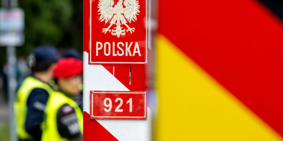 ARCHIV - Polnische Grenzschützer stehen auf der polnischen Seite am Grenzübergang Ahlbeck und warten auf Reisende. Foto: Stefan Sauer/dpa