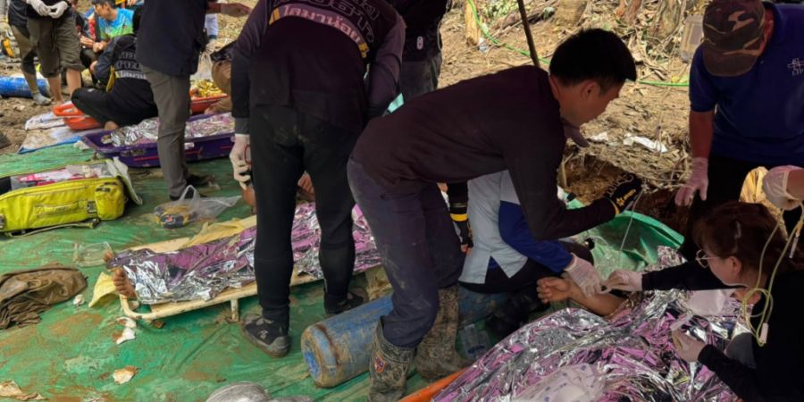 HANDOUT - Dieses von der «Association Of Volunteers For Lao People» via AP zur Verfügung gestellte Foto zeigt Retter, nachdem sie die Dorfbewohner, die in einer Höhle eingeschlossen...