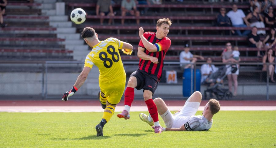 Interlaken-Goalie Fankhauser rettet vor Stieger (Bern).