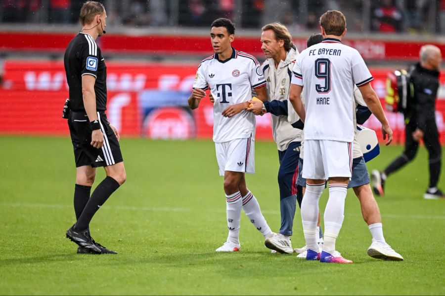 Jamal Musiala brach beim Testspiel gegen Heidenheim erneut zusammen.