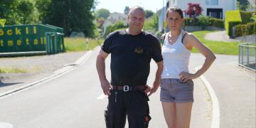 Auf dem Platz links hinter Daniel und Miriam Stöckli sollen die Mulden zukünftig gelagert werden.