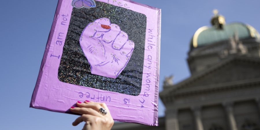 Auch dieses Jahr steht der Bundesplatz am 14. Juni im Zeichen des feministischen Streiks. Eine Grosskundgebung gibt es dieses Jahr allerdings nicht. (Archivbild)