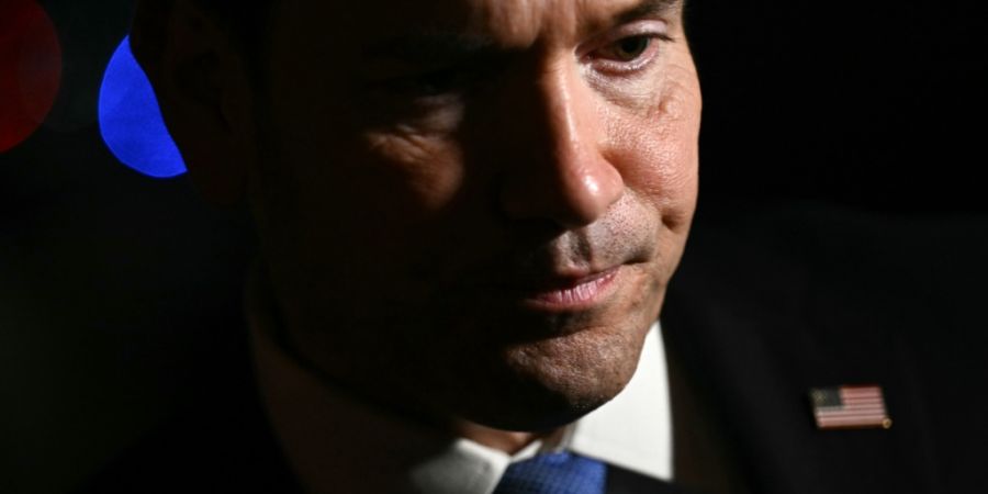 US-Außenminister Marco Rubio spricht vor seiner Abreise von der Joint Base Andrews in Maryland zu Reportern, bevor er zu dem Treffen der ASEAN-Außenminister und weiteren damit verbund...