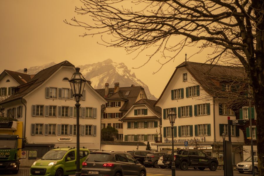 Die Alpen blockieren einen Teil des Staubs, der aus dem Süden kommt.