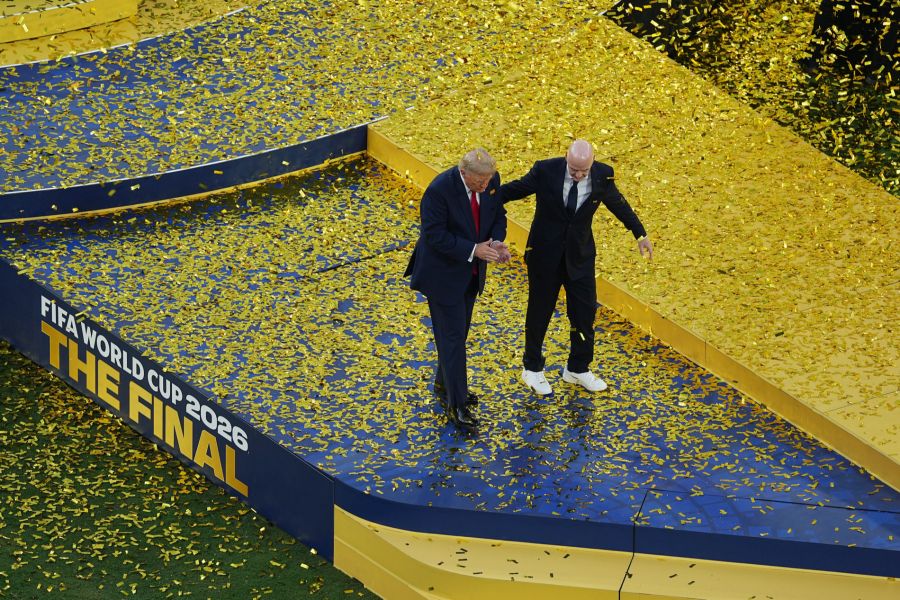 Infantino führt Trump im Konfettiregen von der Bühne weg.