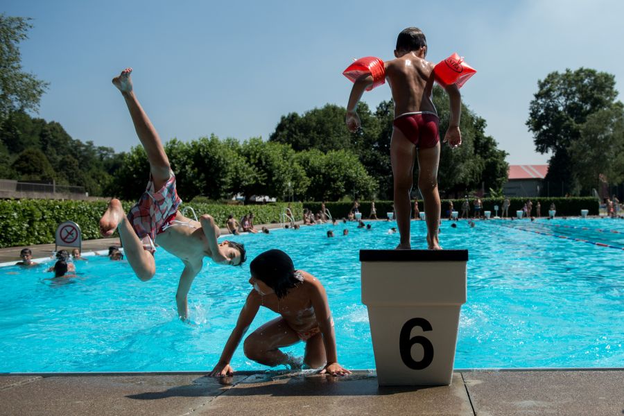 Er warnt: «Insbesondere bei Kindern kann spielerisches Verhalten an solchen Einrichtungen zu unkontrollierten Sprüngen oder Stürzen führen.» (Abgebildet: Kinder spielen in einer Tessiner Badi)