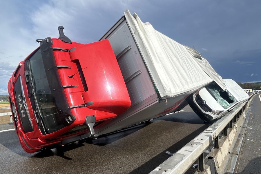 Im Aargau wurde ein LKW umgeweht, in Schaffhausen erreichten Sturmböen bis 146 Stundenkilometer.