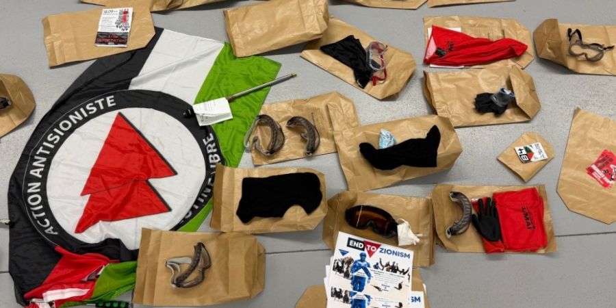 Bei den Kontrollen wurden ein Schlagstock, diverse Schutzbrillen und Vermummungsmaterial sowie Propaganda-Material mit Hamas-Symbolik sichergestellt.