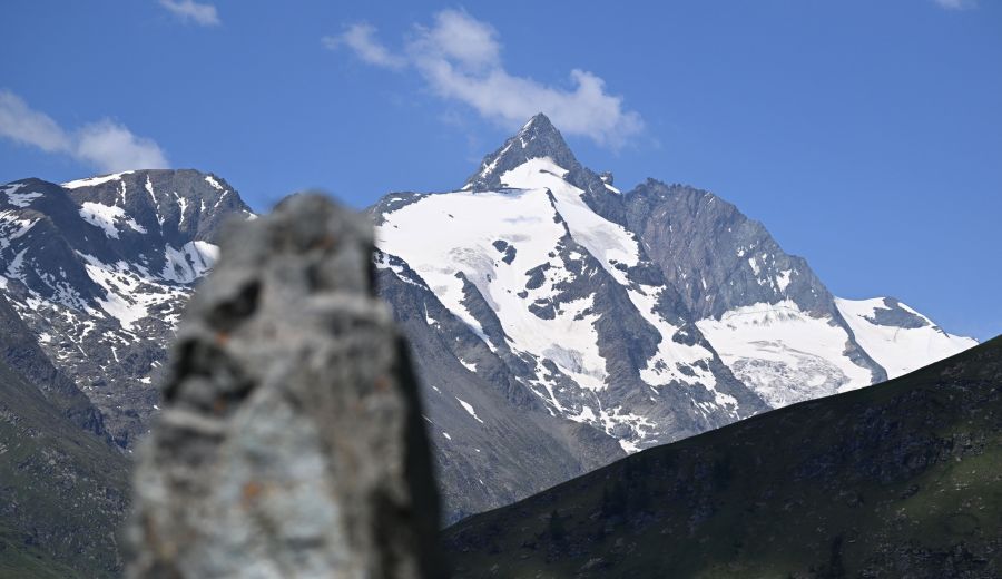 Ein Bergführer gerät auf einem schmalen Steig am Grossglockner mit einem polnischen Paar aneinander.