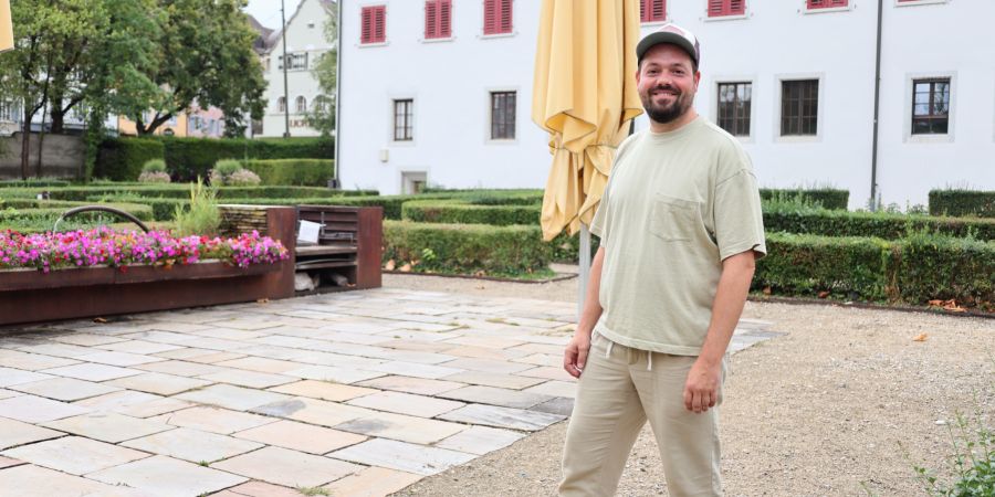 Gemeinsam mit Nick Tatsiopoulos stellt Reto Wollschlegel (Bild) im Oltner Klostergarten einen Stehausschank auf die Beine