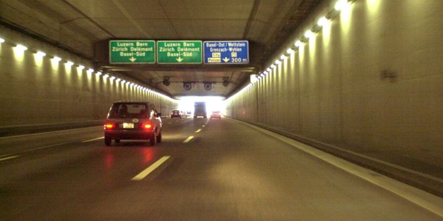 Im Schwarzwaldtunnel ist am am Freitagnachmittag zu einem Unfall gekommen. Die Polizei empfahl um 14.45 Uhr eine grossräumige Umfahrung. (Archivbild)