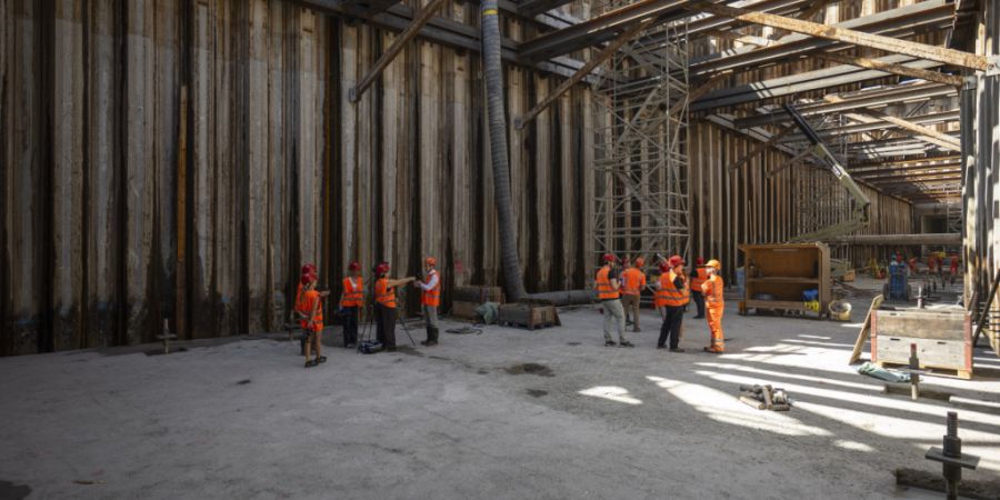 12 Meter unter der Wasseroberfläche wird am 90 Meter langen Auslaufkanal gearbeitet.