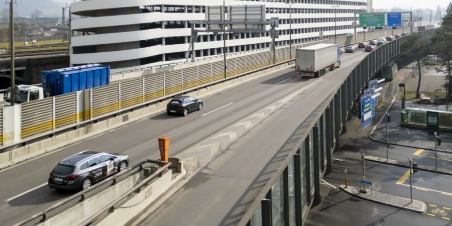 Das Roche-Parkhaus in Basel wird zumindest vorerst nicht abgerissen. Die Regierung hat eine Planungszone erlassen, um den weiteren Erhalt zu sichern. (Archivbild)