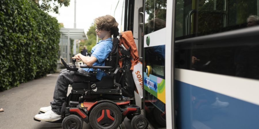 Insbesondere beim Zugang und Einstieg in den öffentlichen Verkehr stellen Menschen mit Behinderung Einschränkungen fest. (Archivbild)