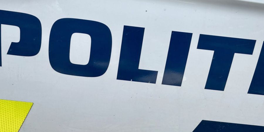 ARCHIV - Der Schriftzug der dänischen Polizei «Politi» ist an einem Streifenwagen zu lesen. Foto: Steffen Trumpf/dpa/Symbolbild
