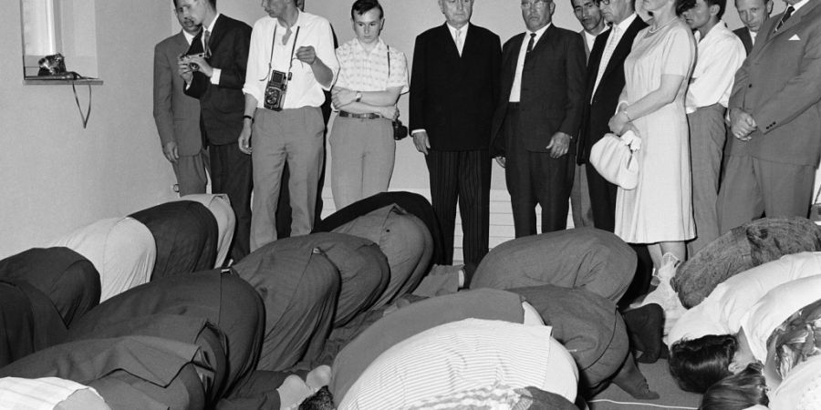 Etwas zugeknöpft sieht der damalige Zürcher FDP-Stadtpräsident Emil Landolt (im schwarzen Sakko) den Muslimen beim Beten zu. Anlass war die Eröffnung der Mahmud-Moschee im Jahr 1963...